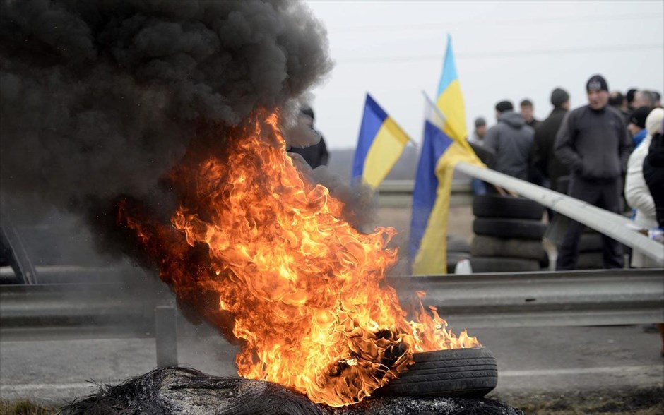 Ουκρανία - Οδοφράγματα. Οδόφραγμα έχει στηθεί στα σύνορα Ουκρανίας – Πολωνίας σε ένδειξη συμπαράστασης προς τους αντικυβερνητικούς διαδηλωτές στην πλατεία Ανεξαρτησίας του Κιέβου. 