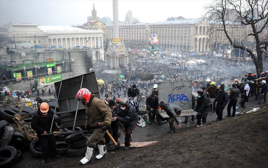 Ουκρανία - Κίεβο - οδοφράγματα. Αντικυβερνητικοί διαδηλωτές μεταφέρουν τα κομμάτια ενός μεταλλικού φράχτη για να χτίσουν οδοφράγματα στο κέντρο του Κιέβου.