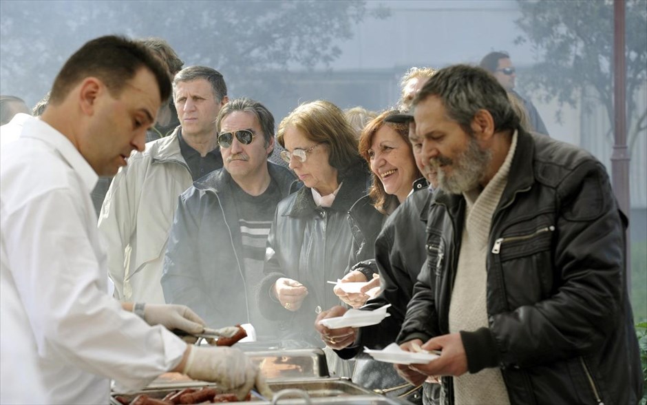 Τσικνοπέμπτη στη Βαρβάκειο Αγορά. Πολίτες περιμένουν στην ουρά στην Βαρβάκειο Αγορά όπου ο Σύλλογος Κρεοπωλών συνέχισε την «παράδοση» της Τσικνοπέμπτης των τελευταίων ετών και μοίρασε ψημένο κρέας στους περαστικούς ενώ ο δήμος Αθηναίων είχε προγραμματίσει σειρά εκδηλώσεων.