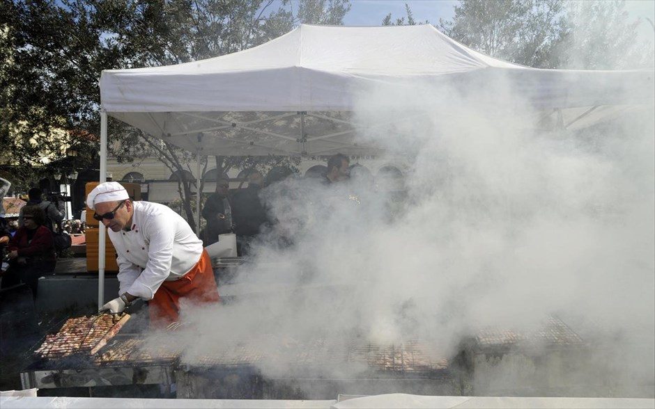 Τσικνοπέμπτη στη Βαρβάκειο Αγορά. Ο Σύλλογος Κρεοπωλών συνέχισε την «παράδοση» της Τσικνοπέμπτης των τελευταίων ετών και μοίρασε ψημένο κρέας στους περαστικούς ενώ ο δήμος Αθηναίων είχε προγραμματίσει σειρά εκδηλώσεων.