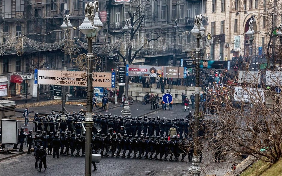 Ουκρανία - ταραχές στο Κίεβο. Αστυνομικός κλοιός κλείνει τον δρόμο που οδηγεί στην έδρα της ουκρανικής κυβέρνησης και στο κοινοβούλιο.