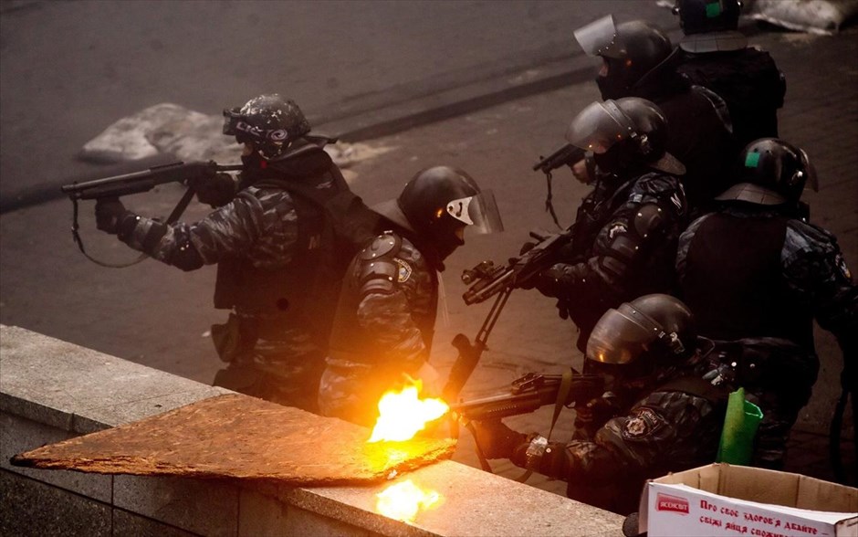 Ουκρανία - ταραχές στο Κίεβο. Άνδρες της αστυνομίας πυροβολούν προς το μέρος των αντικυβερνητικών διαδηλωτών στην πλατεία Ανεξαρτησίας του Κιέβου.