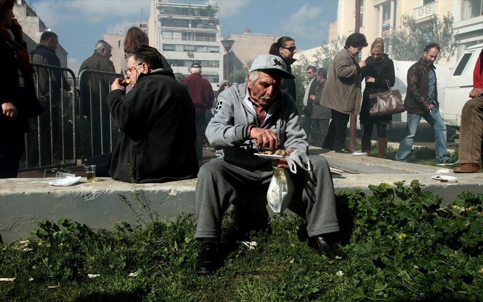 Τσικνοπέμπτη στη Βαρβάκειο Αγορά. Ο Σύλλογος Κρεοπωλών συνέχισε την «παράδοση» της Τσικνοπέμπτης των τελευταίων ετών και μοίρασε ψημένο κρέας στους περαστικούς ενώ ο δήμος Αθηναίων είχε προγραμματίσει σειρά εκδηλώσεων.