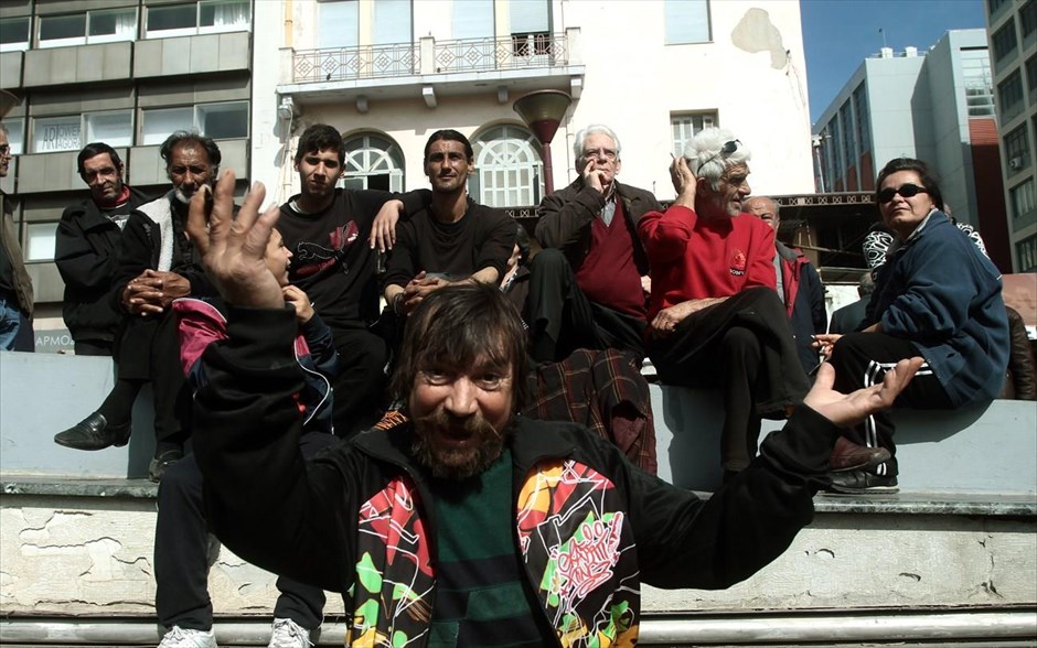 Τσικνοπέμπτη στη Βαρβάκειο Αγορά. Κόσμος χορεύει και τραγουδά σε γλέντι που διοργανωθηκε απο τον Δημο της Αθηνας στην κεντρικη αγορά, για την γιορτή της Τσικνοπέμπτης.