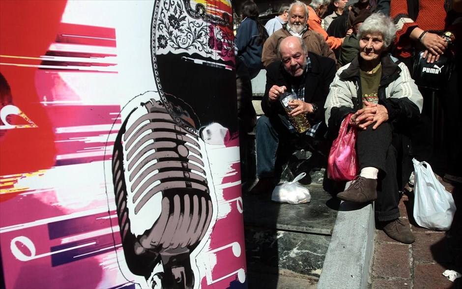 Τσικνοπέμπτη στη Βαρβάκειο Αγορά. Κόσμος χορεύει και τραγουδά σε γλέντι που διοργανωθηκε απο τον Δημο της Αθηνας στην κεντρικη αγορά, για την γιορτή της Τσικνοπέμπτης.