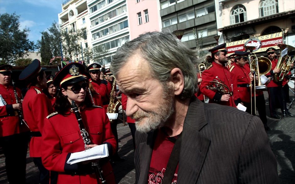Τσικνοπέμπτη στη Βαρβάκειο Αγορά. Κόσμος χορεύει και τραγουδά σε γλέντι που διοργανωθηκε απο τον Δημο της Αθηνας στην κεντρικη αγορά, για την γιορτή της Τσικνοπέμπτης.