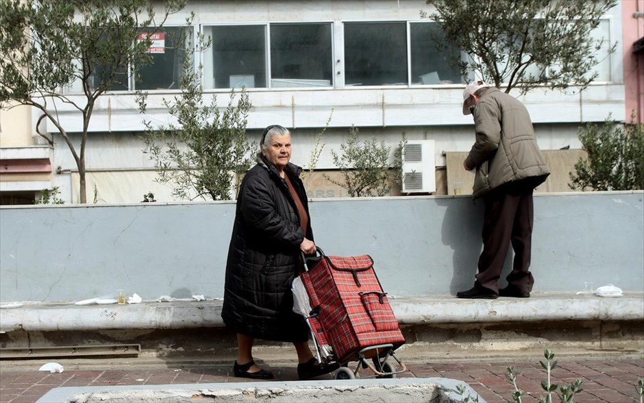 Τσικνοπέμπτη στη Βαρβάκειο Αγορά. Ο Σύλλογος Κρεοπωλών συνέχισε την «παράδοση» της Τσικνοπέμπτης των τελευταίων ετών και μοίρασε ψημένο κρέας στους περαστικούς ενώ ο δήμος Αθηναίων είχε προγραμματίσει σειρά εκδηλώσεων.