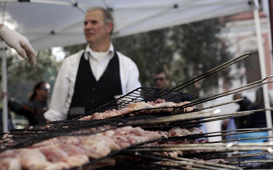 Τσικνοπέμπτη στη Βαρβάκειο Αγορά. Ο Σύλλογος Κρεοπωλών συνέχισε την «παράδοση» της Τσικνοπέμπτης των τελευταίων ετών και μοίρασε ψημένο κρέας στους περαστικούς ενώ ο δήμος Αθηναίων είχε προγραμματίσει σειρά εκδηλώσεων.