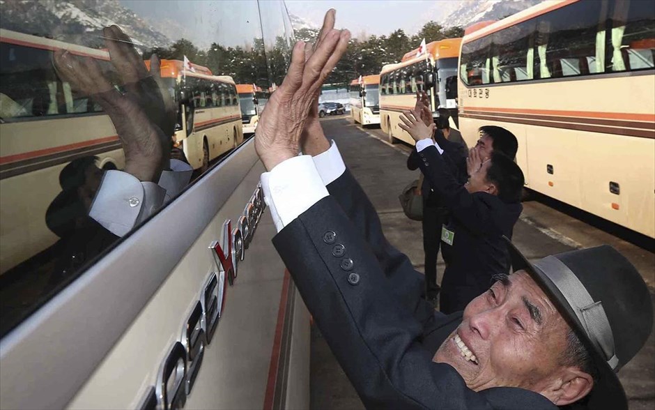 Β. Κορέα: Επανένωση οικογενειών μετά από 60 χρόνια. Ο βορειοκορεάτης Παρκ Ουν Χουά χαιρετά τον 93χρονο αδερφό του, Παρκ Ουν-Χαγιούνγκ (στο λεωφορείο) από τη Νότια Κορέα, μετά την τριήμερη επανένωση της οικογένειάς τους στο όρος Κουμγκάνγκ στη Βόρεια Κορέα. Πάνω από 100 Νοτιοκορεάτες βρέθηκαν στο όρος Κουμγκάνγκ στη Βόρεια Κορέα για να συναντήσουν συγγενείς τους, που είχαν να δουν από το τέλος του πολέμου το 1953. Οι περισσότεροι από αυτούς υπερήλικοι έσπευσαν να αγκαλιάσουν στοργικά τους δικούς τους ανθρώπους.