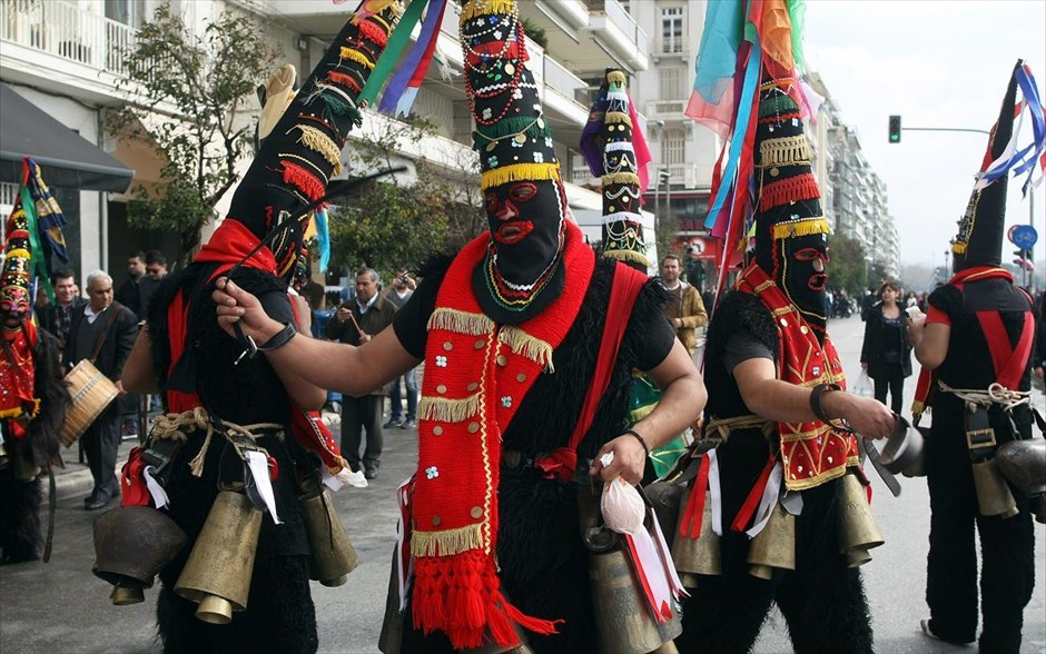Παρέλαση κουδουνοφόρων στη Θεσσαλονίκη. Παρέλαση κουδουνοφόρων από διάφορες περιοχές της Βορείου Ελλάδος πραγματοποιήθηκε στη συμπρωτεύουσα, στο πλαίσιο της δράσης για τα έθιμα της κωδωνοφορίας στον ευρωπαϊκό χώρο του Λαογραφικού και Εθνολογικού Μουσείου Μακεδονίας - Θράκης: «Οι Δρόμοι του Κουδουνιού». Η παρέλαση ξεκίνησε από τον Λευκό Πύργο και κατέληξε στην πλατεία Αριστοτέλους.