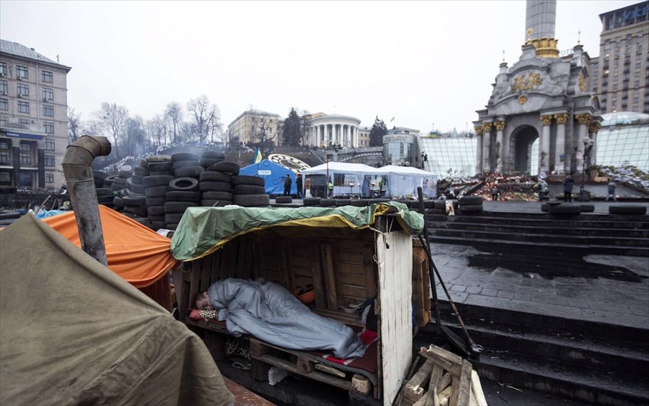 Καθημερινή ζωή στην πλατεία Ανεξαρτησίας. Ένας αντικυβερνητικός διαδηλωτής κοιμάται στην πλατεία Ανεξαρτησίας του Κιέβου. Τον πρέσβη της στην Ουκρανία ανακάλεσε η Ρωσία στη Μόσχα για διαβουλεύσεις «σχετικά με την επιδείνωση της κατάστασης» στο Κίεβο, μία μέρα αφότου η ουκρανική Βουλή καθαίρεσε τον φιλορώσο πρόεδρο Βίκτορ Γιανουκόβιτς.
 