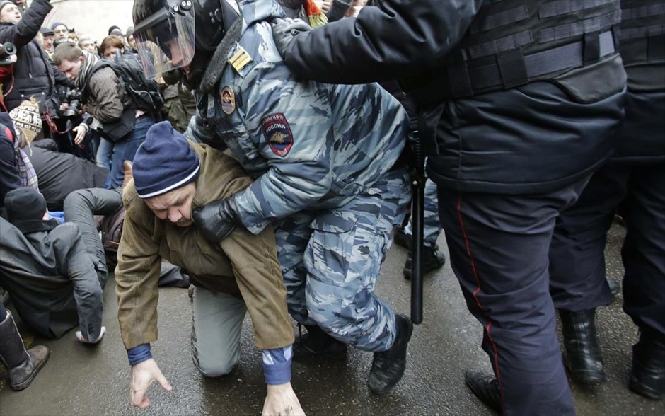 Συλλήψεις διαδηλωτών στη Μόσχα. Συνελήφθησαν έξω από το δικαστήριο της Μόσχας 15 εκ των διαδηλωτών που έχουν συγκεντρωθεί στο σημείο, καθώς σήμερα ανακοινώνονται οι ποινές οκτώ καταδικασθέντων για επίθεση κατά των δυνάμεων ασφαλείας σε αντικυβερνητική διαδήλωση το 2012.