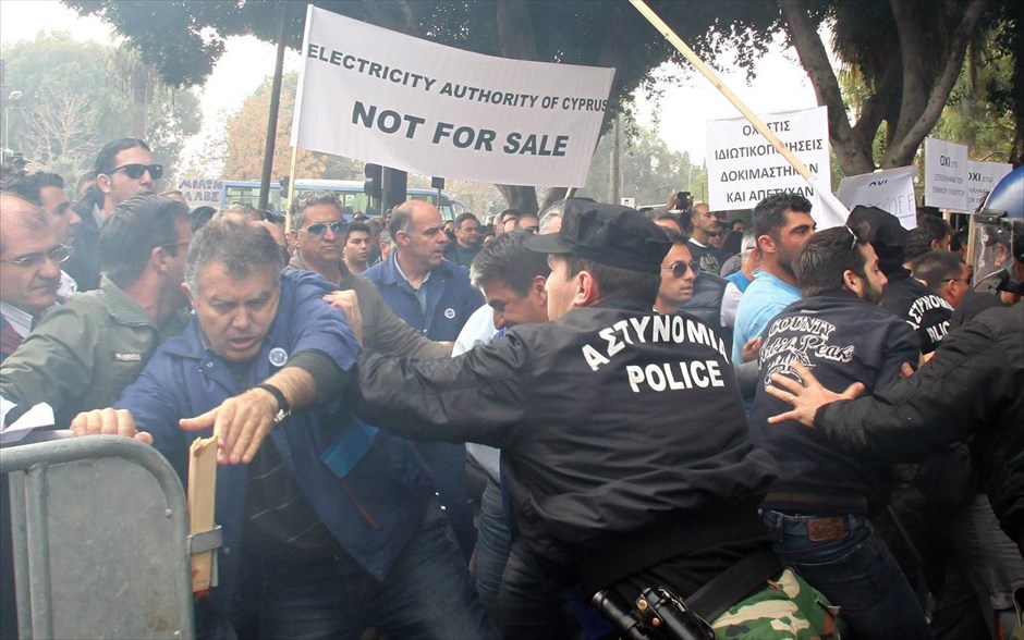 Κύπρος: Συγκρούσεις διαδηλωτών - αστυνομίας. Εργαζόμενοι στην Αρχή Ηλεκτρισμού Κύπρου συγκρούονται με αστυνομικούς έξω από το κυπριακό κοινοβούλιο στη Λευκωσία. Επεισόδια έχουν ξεσπάσει έξω από την κυπριακή Βουλή, όπου συζητείται σήμερα το νομοσχέδιο για τις αποκρατικοποιήσεις. Εξαγριωμένοι εργαζόμενοι στην Αρχή Ηλεκτρισμού Κύπρου έριξαν το προστατευτικό κιγκλίδωμα και προσπάθησαν να εισέλθουν στο κτήριο. Οι διαδηλωτές γιουχάρουν τους βουλευτές και φωνάζουν «πουλημένοι», ενώ πέταξαν πλαστικά μπουκάλια και φρούτα στους αστυνομικούς, που απάντησαν κάνοντας χρήση κροτίδων.