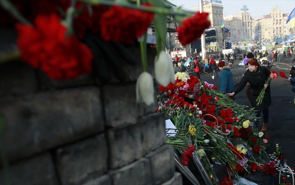 Οι ουκρανοί τιμούν τους νεκρούς της πλατείας Ανεξαρτησίας. Πολίτες του Κιέβου καταθέτουν λουλούδια στα οδοφράγματα της πλατείας Ανεξαρτησίας για να τιμήσουν τα θύματα των πρόσφατων συγκρούσεων. Την ίδια ώρα, η ουκρανική αστυνομία εξέδωσε ένταλμα σύλληψης σε βάρος του Βίκτορ Γιανουκόβιτς. Ο αποπεμφθείς πρόεδρος καταζητείται για μαζικές δολοφονίες ειρηνικών πολιτών.
