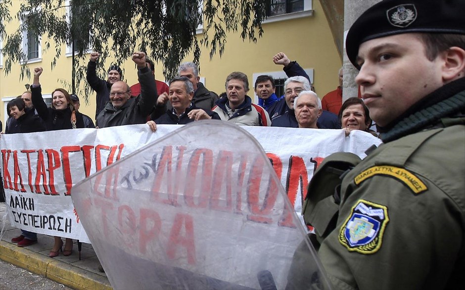 Ποινικές διώξεις σε βάρος των συλληφθέντων στα διόδια Μεγάρων. Κάτοικοι των Μεγάρων και της Πάχης έχουν συγκεντρωθεί στα δικαστήρια για να συμπαρασταθούν στο δήμαρχο τους Γιάννη Μαρινάκη και άλλους 7 συμπολίτες τους που συνελήφθησαν την Κυριακή σε διαμαρτυρία κατά των διοδίων στα Μέγαρα.&nbsp;Ποινική δίωξη για παρακώλυση συγκοινωνιών ασκήθηκε σε βάρος των οκτώ συλληφθέντων, ενώ σε βάρος ενός εξ αυτών ασκήθηκε ποινική δίωξη και για επικίνδυνη σωματική βλάβη.&nbsp;Οι επτά από τους οκτώ κατηγορούμενους παραπέμφθηκαν να δικαστούν στο αυτόφωρο ενώ η υπόθεση για τον όγδοο, κατηγορούμενο διαχωρίστηκε λόγω της ιδιότητας του ως δικηγόρου.