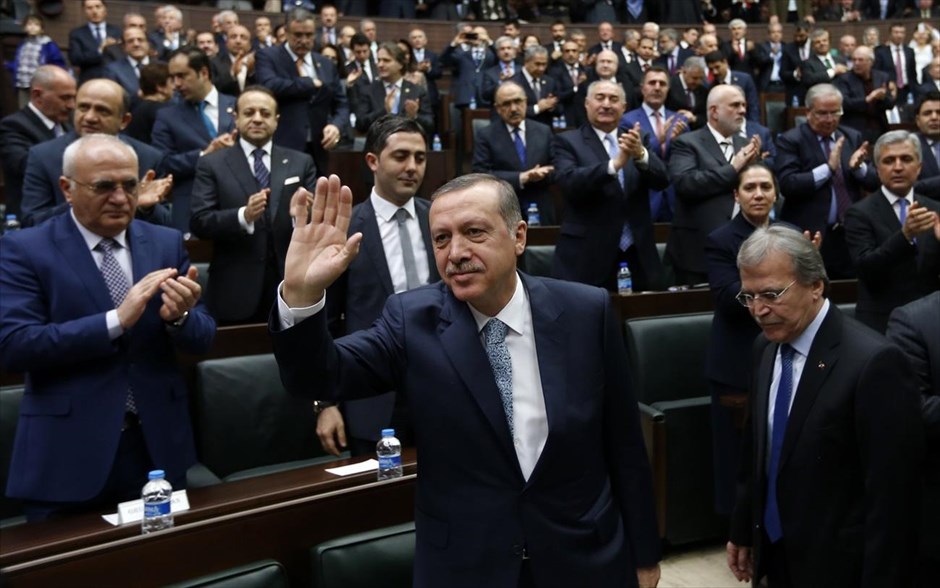 «Προϊόν ανήθικου μοντάζ» χαρακτηρίζει ο Ερντογάν τη συνομιλία με τον γιο του. Ο τούρκος πρωθυπουργός Ρετζέπ Ταγίπ Ερντογάν χαιρετά τους υποστηρικτές του κατά την&nbsp; άφιξή του στο κοινοβούλιο στην Άγκυρα. Ο πρωθυπουργός της Τουρκίας Ρετζέπ Ταγίπ Ερντογάν χαρακτήρισε κατασκευασμένο και «εντελώς ψεύτικο» το τηλεφώνημα στο οποίο φέρεται να συνομιλεί με τον γιο του για το πώς θα κρύψουν μεγάλες ποσότητες χρημάτων της οικογένειας και το οποίο διοχετεύτηκε στο Διαδίκτυο. Η συνομιλία, η γνησιότητα της οποίας δεν μπορεί να επιβεβαιωθεί ανεξάρτητα, φέρεται να έγινε τον Δεκέμβριο, όταν πολλοί εκ των συνεργατών του πρωθυπουργού της Τουρκίας είχαν συλληφθεί με κατηγορίες περί διαφθοράς.
