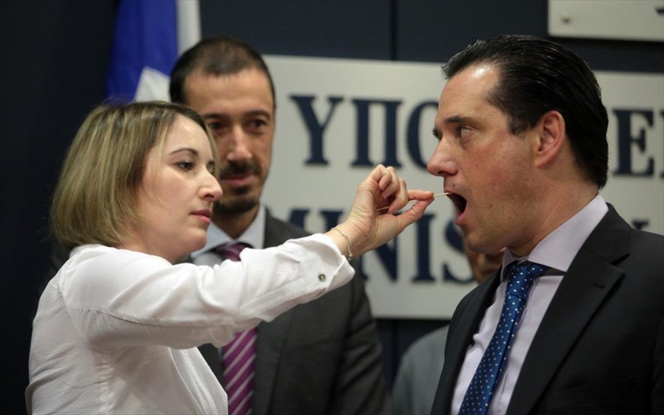 Eθελοντής δότης μυελού των οστών ο Άδωνις Γεωργιάδης. Ο υπουργός Υγείας Άδωνις Γεωργιάδης (Δ) δίνει δείγμα γενετικού υλικού για να εγγραφεί ως εθελοντής δότης, πριν τη συνέντευξη τύπου σχετικά με την Τράπεζα Εθελοντών Δοτών Μυελού των Οστών.