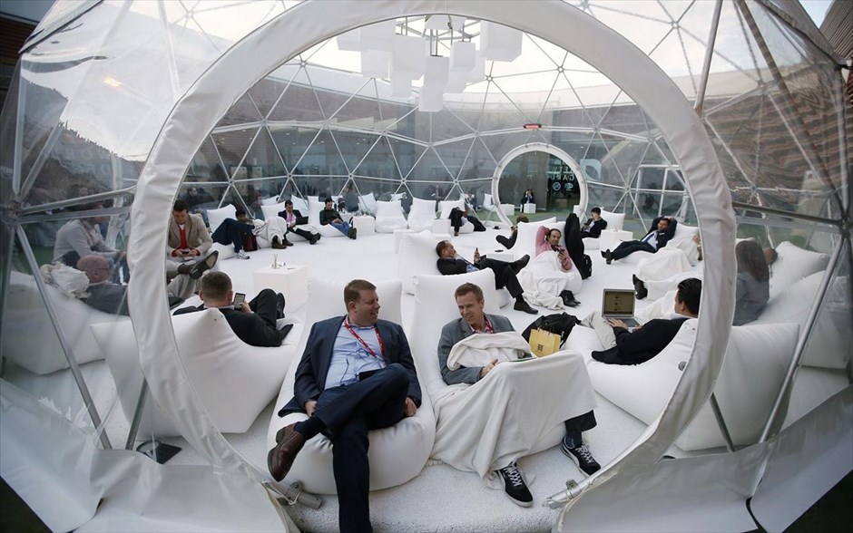 Στιγμιότυπο από την έκθεση Mobile World Congress 2014. Επισκέπτες της έκθεσης κινητής τηλεφωνίας ξεκουράζονται σε έναν ειδικά διαμορφωμένο χώρο, κατά τη διάρκεια του Mobile World Congress στη Βαρκελώνη.