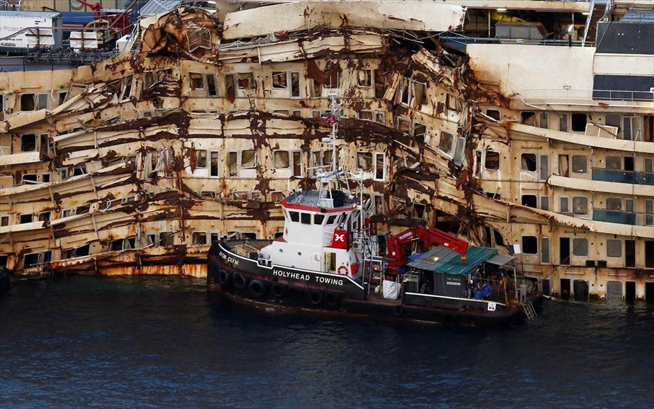 Ιταλία: Το ναυάγιο του Costa Concordia αναμένεται να επισκεφθεί ο κυβερνήτης του. Το βυθισμένο κρουαζιερόπλοιο Costa Concordia στα αβαθή του νησιού Τζίλιο στην Ιταλία. Ο κυβερνήτης του πλοίου Φραντζέσκο Σκετίνο επέστρεψε στο νησί &nbsp;Τζίλιο για πρώτη φορά μετά το ναυάγιο το 2012, κατά το οποίο 32 άνθρωποι έχασαν τη ζωή τους. Ο κυβερνήτης αναμένεται να επισκεφθεί τον τόπο του ναυαγίου ως μέρος δίκης του που είναι σε εξέλιξη.
