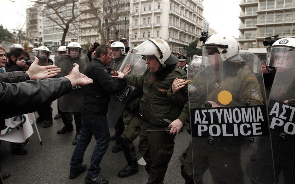 Ένταση στις κινητοποιήσεις κατά της διαθεσιμότητας . Σύνταγμα