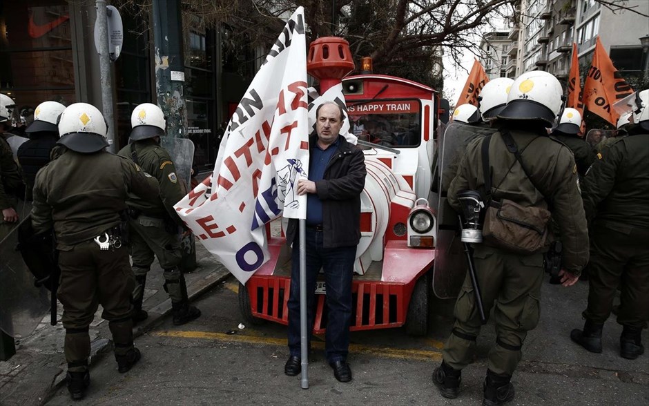 Ένταση στις κινητοποιήσεις κατά της διαθεσιμότητας . Σύνταγμα