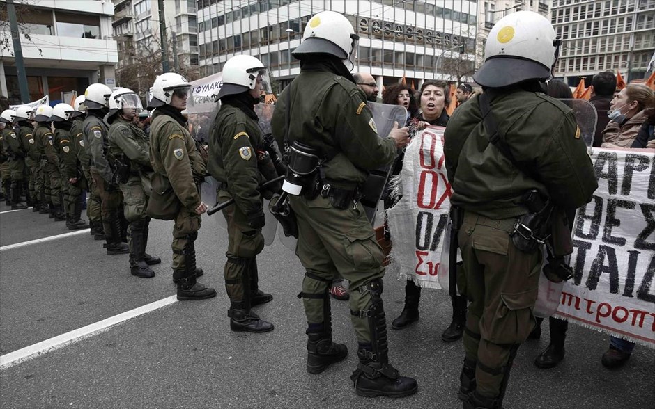 Ένταση στις κινητοποιήσεις κατά της διαθεσιμότητας . Σύνταγμα