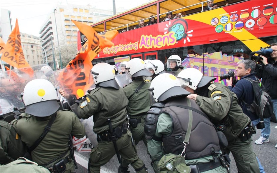 Ενταση και επεισόδια στο Σύνταγμα κατά τη συγκέντρωση διαμαρτυρίας της ΟΛΜΕ. Ενταση και επεισόδια στο Σύνταγμα, μεταξύ διαδηλωτών και ΜΑΤ, τα οποία έκαναν χρήση δακρυγόνων όταν οι διαδηλωτές της ΟΛΜΕ έκλεισαν αιφνιδιαστικά την οδό Φιλελλήνων. Διαδηλωτές και αστυνομικοί συγκρούστηκαν, όταν οι δεύτεροι επιχείρησαν να ανοίξουν τον δρόμο μπροστά από το υπουργείο Οικονομικών.&nbsp; Τελικά, οι συγκεντρωμένοι απωθήθηκαν προς την οδό Ερμού, ενώ και αυτήν τη φορά ένα άτομο βρέθηκε στο οδόστρωμα και του παρασχέθηκαν οι πρώτες βοήθειες.
