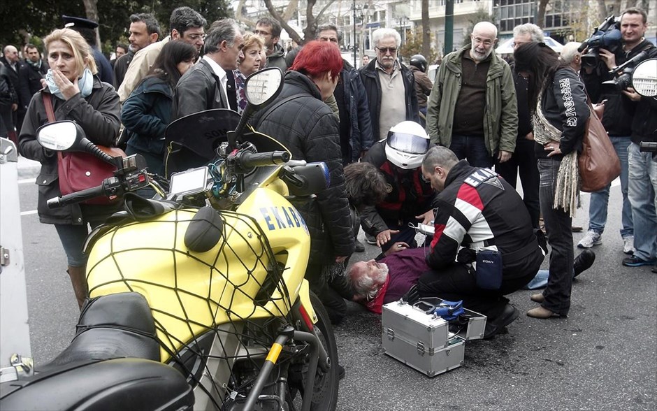 Ένταση στις κινητοποιήσεις κατά της διαθεσιμότητας  - Τραυματίας. Διασώστες του ΕΒΑΚ δίνουν τις πρώτες βοήθειες σε άντρα που τραυματίστηκε κατά τη διάρκεια συγκέντρωσης διαμαρτυρίας που πραγματοποιούν καθηγητές, σχολικοί φύλακες και καθαρίστριες του υπουργείου Οικονομικών, για τη διαθεσιμότητα και τις απολύσεις τους, έξω από το υπουργείο Οικονομικών.