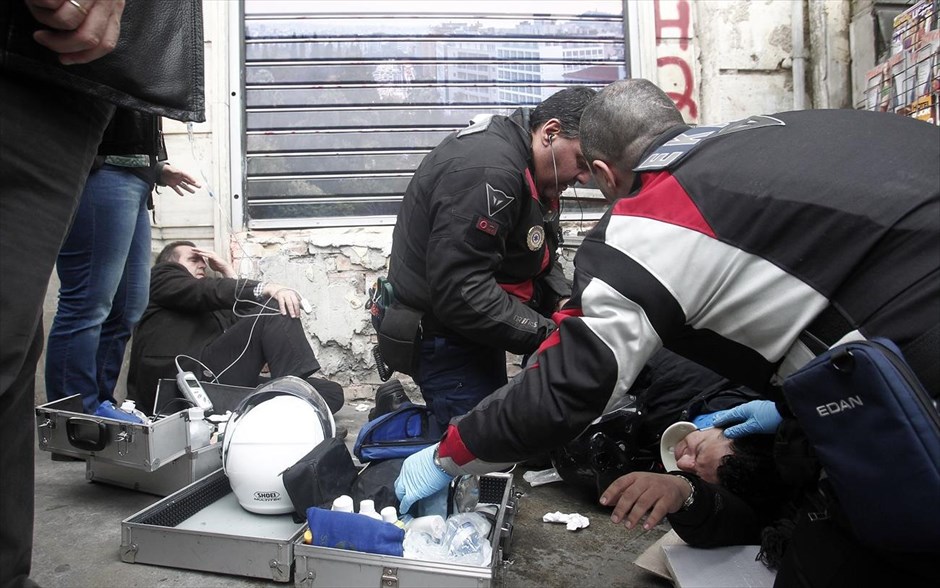 Ένταση με τραυματίες στο Σύνταγμα. Διασώστες του ΕΒΑΚ δίνουν τις πρώτες βοήθειες σε άντρα που τραυματίστηκε κατά τη διάρκεια συγκέντρωσης διαμαρτυρίας.