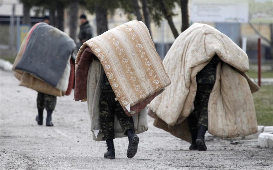 Σε κατάσταση μάχης τίθενται τα ουκρανικά στρατεύματα. Ουκρανοί στρατιώτες κουβαλούν στρώματα σε μία στρατιωτική μονάδα στο χωριό Περεβαλνόγιε, έξω από τη Συμφερόπολη. Ένα βήμα πριν τον πόλεμο βρίσκονται Ρωσία και Ουκρανία. Ο Ρώσος πρόεδρος Βλ. Πούτιν έλαβε την έγκριση από την Άνω Βουλή να στείλει στρατεύματα στην Κριμαία, ενώ η Ουκρανία έθεσε σε κατάσταση μάχης τα στρατεύματά της, λέγοντας πως η όποια επέμβαση θα σημάνει πόλεμο.