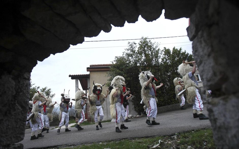 Κροατία - Καρναβάλι. Μεταμφιεσμένοι άντρες, γνωστοί ως «Zvoncari», περπατούν κατά τη διάρκεια παρέλασης στο χωριό Μαρσέλτζι, στην Κροατία. Σύμφωνα με τα έθιμα, οι «Zvoncari» γυρνούν στα χωριά της περιοχής κρατώντας κουδούνια και κάνουν όσο περισσότερο θόρυβο και φασαρία μπορούν για να διώξουν μακριά τα κακά πνεύματα του χειμώνα και να υποδεχτούν την άνοιξη.