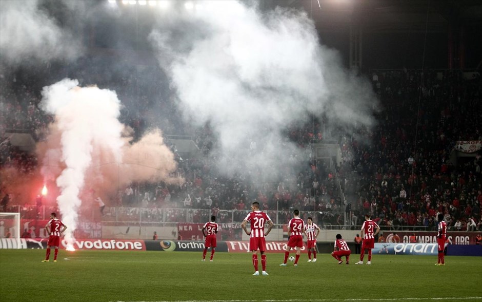 Ολυμπιακός - Παναθηναϊκός. Απογοητευμένοι παίκτες του Ολυμπιακού μετά το τέλος του αγώνα με τον Παναθηναϊκό όπου έχασαν με 0-3 στον μεταξύ τους αγώνα για την 27η αγωνιστική του Πρωταθλήματος της Superleague.