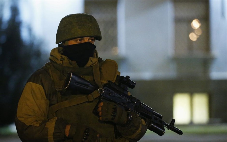 Σε αναβρασμό η Κριμαία. Ένοπλος φρουρεί την περιοχή γύρω από τα κεντρικά γραφεία της τοπικής κυβέρνησης στη Συμφερόπολη, στην Κριμαία. Η Ουκρανία προετοιμάζεται να υπερασπιστεί τον εαυτό της ενάντια στην Ρωσία, αλλά θα ζητήσει και τη βοήθεια άλλων&nbsp; κρατών, εάν η Μόσχα διευρύνει τη στρατιωτική της δραστηριότητα, δήλωσε νωρίς την Κυριακή στο CNN ο πρεσβευτής της Ουκρανίας στον ΟΗΕ Γιούρι Σεργκέγιεβ.