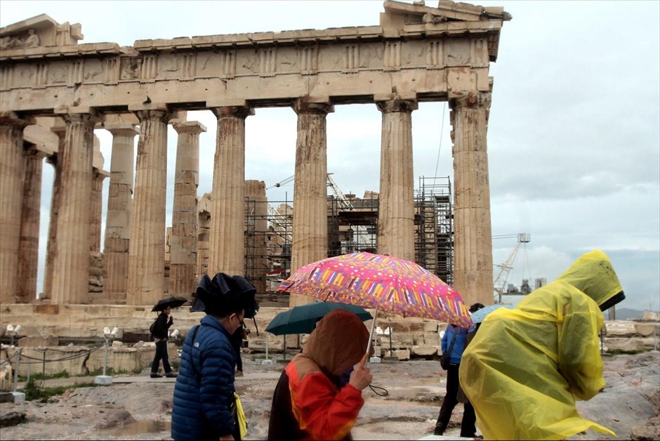 Κούλουμα με κακοκαιρία. Καθαρά Δευτέρα με ομπρέλα αντί χαρταετού&nbsp;έκαναν&nbsp;οι Αθηναίοι.&nbsp;Λίγοι ήταν αυτοί που αψήφησαν το βροχερό καιρό και βρέθηκαν στο λόφο του Φιλοπάππου. Ελάχιστοι ήταν οι χαρταετοί που «κόσμησαν» τον αττικό ουρανό, καθώς οι αντίξοες συνθήκες δεν ευνοούσαν το πέταγμα του χαρταετού. Στη φωτογραφία τουρίστες επισκέπτονται τον Παρθενώνα το πρωί της Δευτέρας.