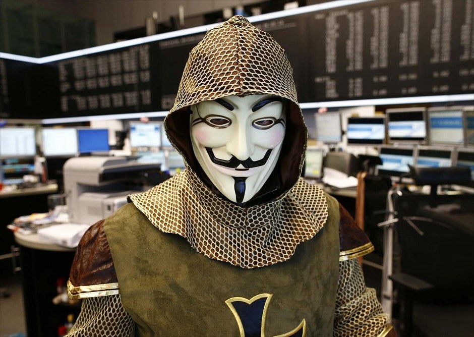 Καρναβαλική διάθεση στο χρηματιστήριο της Φρανκφούρτης. Ένας εργαζόμενος στο χρηματιστήριο της Φρανκφούρτης φορά αποκριάτικο κοστούμι και μάσκα του Guy Fawkes. Η μεταμφίεση την «Shrove Tuesday», την τελευταία ημέρα της αποκριάς, αποτελεί μακρά παράδοση για τους εργαζόμενους του γερμανικού χρηματιστηρίου.