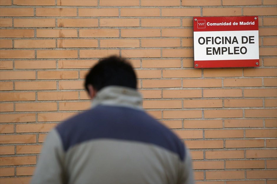 Μειώθηκαν οι αιτήσεις για επίδομα ανεργίας στην Ισπανία . Ένας άνδρας περιμένει έξω από ένα γραφείο ευρέσεως εργασίας στη Μαδρίτη. Σύμφωνα με το ισπανικό υπουργείο Εργασίας, οι αιτήσεις για επίδομα ανεργίας ήταν μειωμένες σε μηνιαία βάση τον Φεβρουάριο, σε άλλη μια ένδειξη ότι η τέταρτη μεγαλύτερη οικονομία της Ευρωζώνης έχει αρχίσει να βελτιώνεται. Συγκεκριμένα, ο αριθμός των αιτήσεων υποχώρησε κατά 1.949 από τον Ιανουάριο στα 4,8 εκατομμύρια.