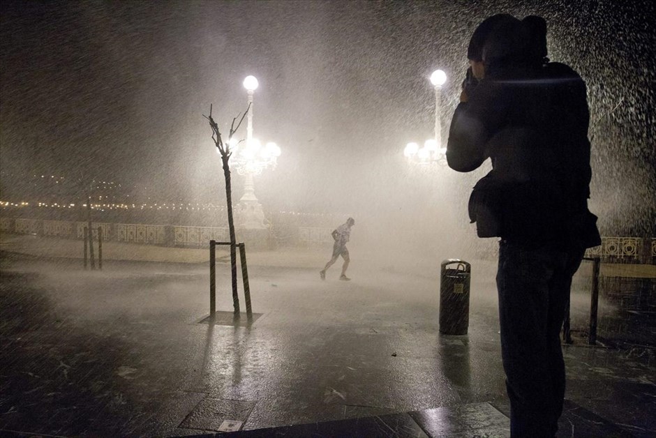 Κακοκαιρία στη βόρεια Ισπανία. Μεγάλα κύματα σκάνε στον δρόμο δίπλα στην παραλία Λα Κόντσα, στην πόλη Σαν Σεμπαστιάν της βόρειας Ισπανίας, νωρίς το πρωί της Τρίτης. Η περιοχή βρίσκεται σε επιφυλακή καθώς τα κύματα ενδέχεται να φτάσουν έως και 11 μέτρα σε ύψος.