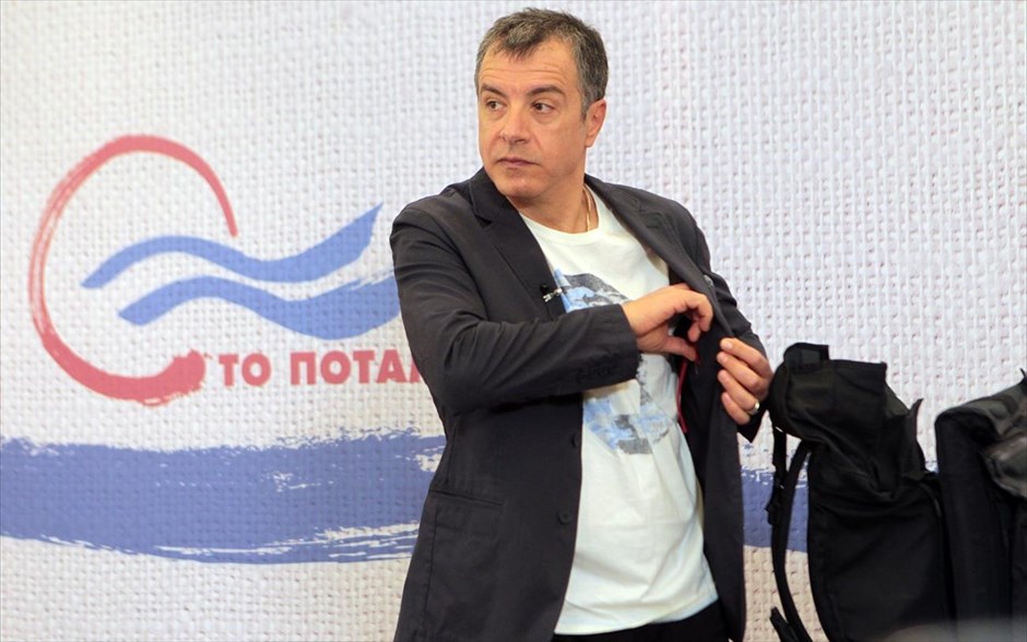 Στ. Θεοδωράκης: «Οι πολιτικοί έχουν το αμάρτημα του παρελθόντος». Ιδέες και από την Αριστερά και από τις φιλελεύθερες δυνάμεις «κλέβει» ο Σταύρος Θεοδωράκης στο νέο του εγχείρημα στην πολιτική, όπως δήλωσε ο ίδιος σε συνέντευξή Τύπου που παραχώρησε, παρουσιάζοντας επισήμως το «Ποτάμι». «Το Ποτάμι είναι ένα κίνημα που κλέβει ιδέες και από την Αριστερά και από τις φιλελεύθερες δυνάμεις. Γιατί σήμερα απαιτούνται λύσεις», ανέφερε χαρακτηριστικά. «Ζούμε τα τελευταία χρόνια μια μεγάλη διάψευση από τους πολιτικούς. Μπορεί να έχουμε όλοι ευθύνη, αλλά τη μεγάλη ευθύνη την έχουν εκείνοι. Έχουν το αμάρτημα του παρελθόντος. Εμείς δεν το έχουμε», προσέθεσε ο κ. Θεοδωράκης.