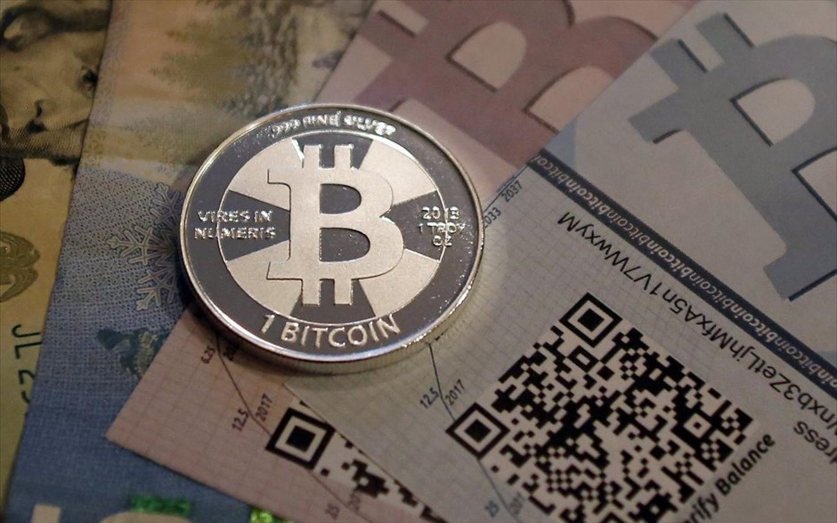 Συλλεκτικό Bitcoin. Φωτογραφία που απεικονίζει ένα Bitcoin, ιδιοκτησία του συλλέκτη Μάικ Κάλντουελ. Σε καθεστώς χρεοκοπίας ζήτησε να τεθεί η Καναδική τράπεζα bitcoin, Flexcoin, εξαιτίας δραστηριότητας χάκερ που είχε σαν αποτέλεσμα την απώλεια bitcoins ίσης αξίας με 600.000 δολλάρια.