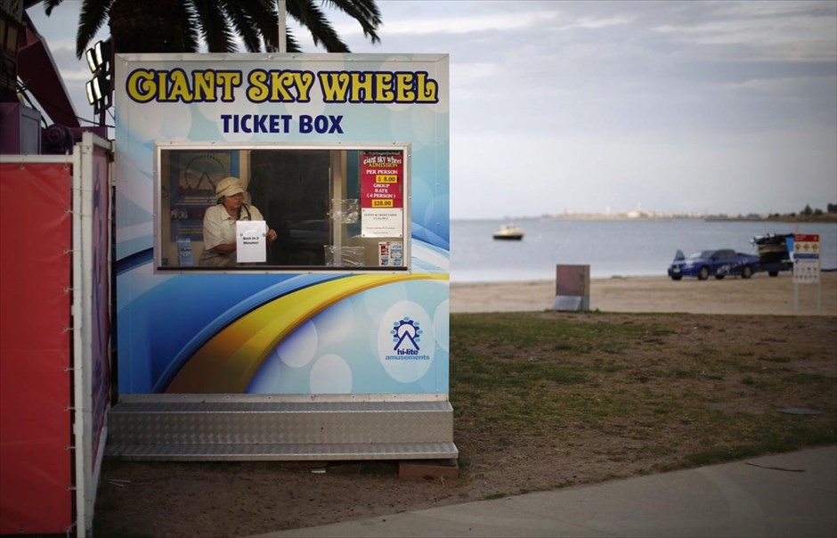 Geelong: Η Σίλικον Βάλεϊ ή το Ντιτρόιτ της Αυστραλίας;. Μία υπάλληλος στο παραθαλάσσιο αξιοθέατο «Giant Sky Wheel» ετοιμάζεται να κάνει ένα διάλειμμα από την εργασία της.