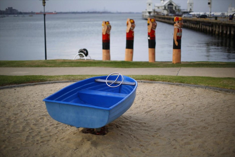 Geelong: Η Σίλικον Βάλεϊ ή το Ντιτρόιτ της Αυστραλίας;. Ένα παιδικό παιχνίδι σε σχήμα βάρκας, στην προκυμαία του Geelong.