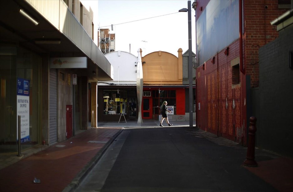 Geelong: Η Σίλικον Βάλεϊ ή το Ντιτρόιτ της Αυστραλίας;. Μία γυναίκα περπατά στην κεντρική εμπορική συνοικία του Geelong.