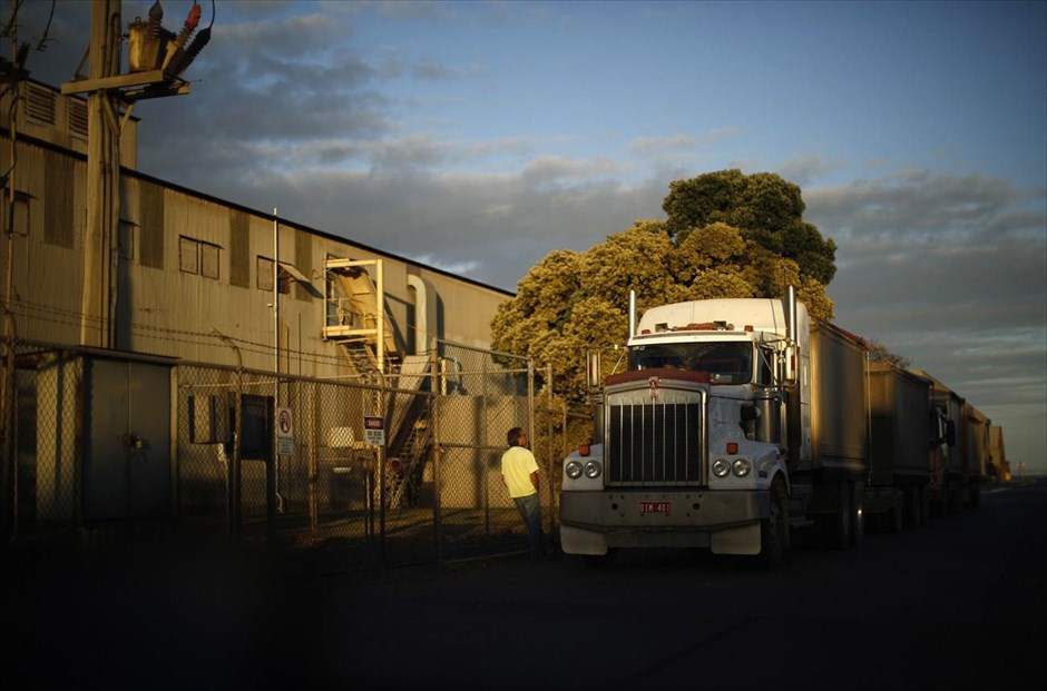 Geelong: Η Σίλικον Βάλεϊ ή το Ντιτρόιτ της Αυστραλίας;. Ένας οδηγός φορτηγού περιμένει να φορτώσει το όχημά του, έξω από το εργοστάσιο λιπασμάτων και εκρηκτικών χημικών της εταιρείας Incitec Pivot.