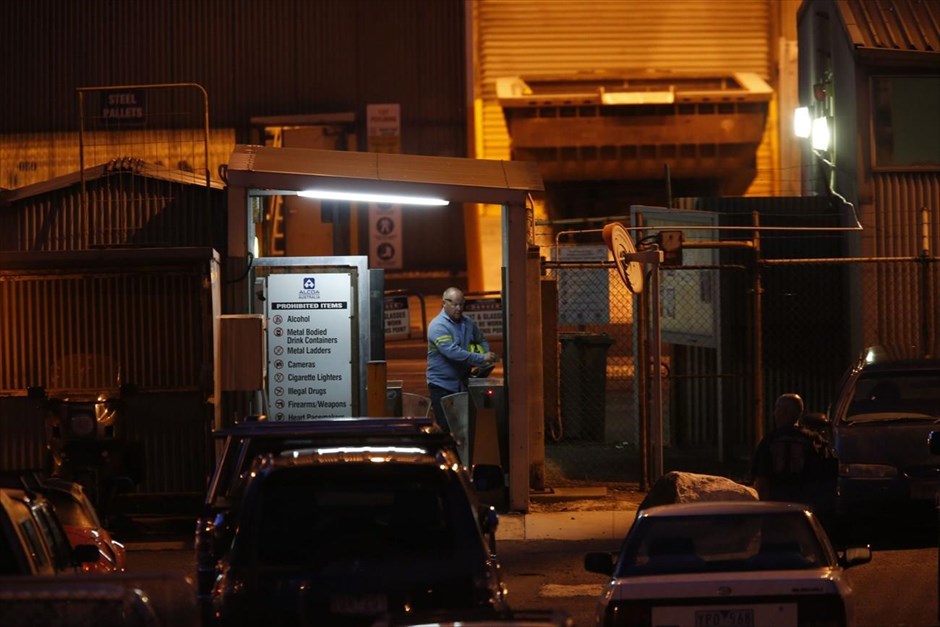 Geelong: Η Σίλικον Βάλεϊ ή το Ντιτρόιτ της Αυστραλίας;. Ένας εργαζόμενος στο εργοστάσιο της Alcoa φεύγει μετά το τέλος της 12ωρης βάρδιάς του.