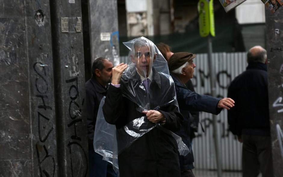 Πορεία διαμαρτυρίας για την ανεργία. Πορεία διαμαρτυρίας απο το ΠΑΜΕ, τους ναυτεργάτες και τους οικοδόμους στο κέντρο της Αθήνας παρα την σημερινή απαγόρευση διαδηλώσεων. Συγκέντρωση για την ανεργία πραγματοποίησαν το πρωί στην Ομόνοια τα συνδικάτα Οικοδόμων Αθήνας, Κλωστοϋφαντουργίας, Ιματισμού και Δέρματος, τα Σωματεία στη Ναυπηγοεπισκευαστική Ζώνη, του Μετάλλου Αττικής, η Πανελλαδική Ένωση&nbsp; Λιθογράφων και η Ένωση Ηλεκτροτεχνιτών Αττικής. Ένταση επικράτησε στην οδό Σταδίου, στο ύψος της Ομήρου, όπου διαδηλωτές επιχείρησαν να σπάσουν τον αστυνομικό κλοιό, με την αστυνομία να κάνει περιορισμένη χρήση χημικών και να προχωρά σε τρεις προσαγωγές.