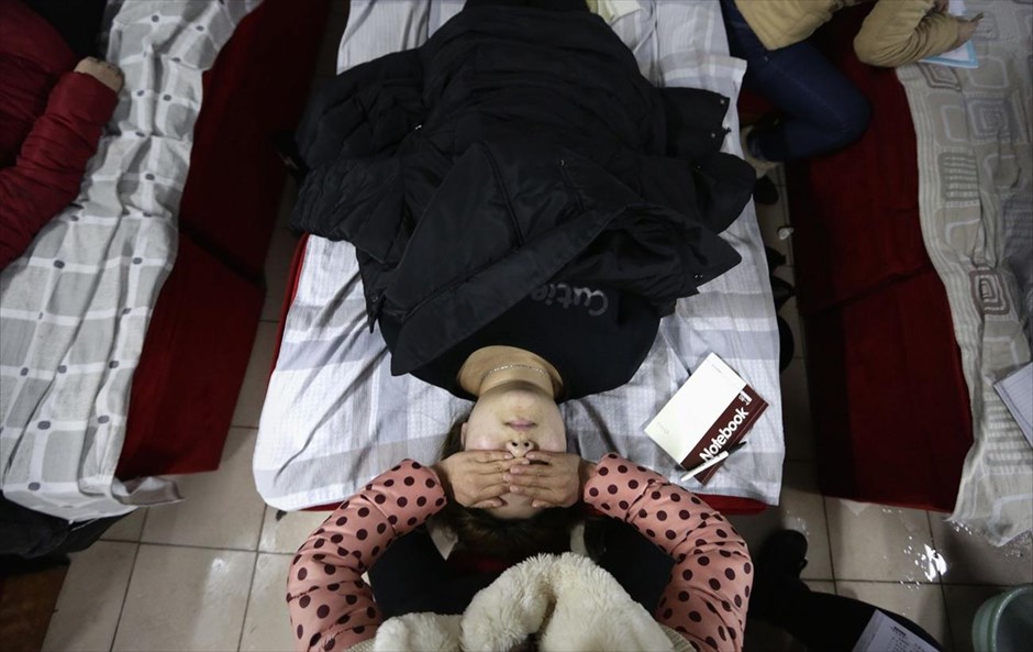 Κίνα: Κέντρο εκπαίδευσης μασάζ. Η Γουάνγκ Φενγκ κάνει μασάζ σε μία συμφοιτήτριά της κατά τη διάρκεια μαθήματος στο Εκπαιδευτικό Κέντρο Μασάζ, Huaxia Liangtse, στο Τσενγκτσού, στην επαρχία Χενάν. Η Γουάνγκ, νεαρή μητέρα, αποφάσισε να εκπαιδευτεί ως μασέρ για να βοηθήσει οικονομικά την οικογένειά της. Εκπαιδεύτηκε στο κέντρο Huaxia Liangtse, μία εταιρεία μασάζ που ιδρύθηκε πριν από 17 χρόνια στην Τζινάν, την πρωτεύουσα της κινεζικής επαρχίας Σαντόνγκ. Σήμερα έχει πάνω από 300 υποκαταστήματα στην Κίνα και κάποια στο εξωτερικό. Το εκπαιδευτικό κέντρο στη Χενάν έχει εκπαιδεύσει πάνω από 1.000 άτομα στο μασάζ ποδιών και ο αριθμός αυτός αυξάνεται χρόνο με το χρόνο.