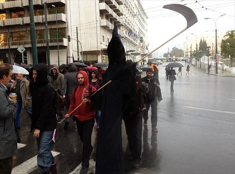 Για αφανισμό του επαγγελματικού κόσμου διαμαρτύρονται οι λογιστές. Έξω από το υπουργείο Οικονομικών διαδηλώνουν λογιστές και φοροτεχνικοί, κρατώντας κλειστή την Καραγεώργη Σερβίας. Οι διαδηλωτές, περίπου 1.000 άτομα, διαμαρτύρονται για τα νέα πρόστιμα που προβλέπει η νομοθεσία για περιπτώσεις εκπρόθεσμης υποβολής φορολογικών δηλώσεων, αλλά και για τις ποινές που επιβάλλονται σε περίπτωση μη έγκαιρης πληρωμής φόρων. Οι λογιστές λένε «όχι» στη ληστρική φορολόγηση και στον αφανισμό του επαγγελματικού κόσμου.