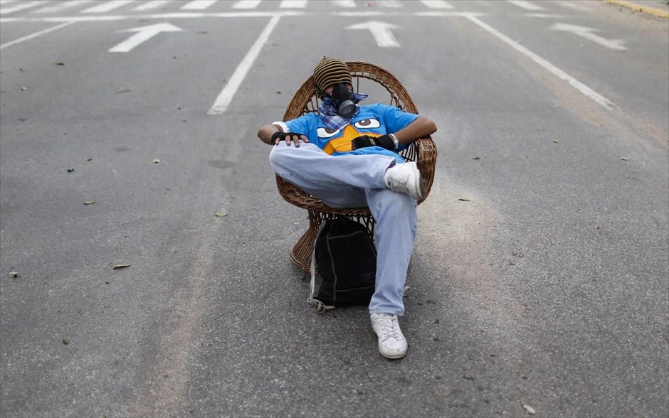 Ένα μήνα στο δρόμο κλείνουν οι διαδηλωτές στη Βενεζουέλα. Αντικυβερνητικός διαδηλωτής κάθεται σε μία καρέκλα στη μέση του δρόμου και ξεκουράζεται, κατά τη διάρκεια διαδήλωσης εναντίον της κυβέρνησης του προέδρου Νικολάς Μαδούρο στο Καράκας.&nbsp;Αν και έχουν περάσει ένα μήνα στον δρόμο, οι διαδηλωτές στη Βενεζουέλα συνεχίζουν τις κινητοποιήσεις και ζητούν την παραίτηση του προέδρου Νικολάς Μαδούρο. Οι υπουργοί εξωτερικών της Λατινικής Αμερικής θα συνεδριάσουν την επόμενη εβδομάδα για την κατάσταση στη Βενεζουέλα, όπου μέχρι τώρα τουλάχιστον 20 άνθρωποι έχουν χάσει τη ζωή τους σε αντικυβερνητικές διαδηλώσεις.