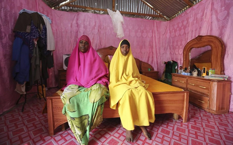 Ημέρα της Γυναίκας - Γυναίκες από όλο τον κόσμο - Σομαλία. Η 34χρονη Σασίιντο Σείκ Γιακούμπ ποζάρει για μία φωτογραφία με τη 13χρονη κόρη της Φααντούμο Σουμπίρ Μοχάμεντ, στο σπίτι τους στην περιοχή Χοντάν, στο Μογκαντίσου. Η Σασίιντο, η οποία διευθύνει μία μικρή επιχείρηση, από μικρή ήθελε να γίνει επιχειρηματίας. Σπούδασε μέχρι 20 χρονών. Η κόρη της Φααντούμο, θα τελειώσει το σχολείο το 2017 και θέλει να γίνει γιατρός. 