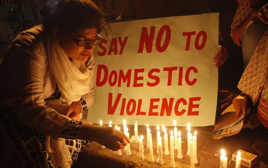 Ημέρα της Γυναίκας - Γυναίκες από όλο τον κόσμο - Πακιστάν. Γυναίκες ανάβουν κεριά σε μία διαδήλωση για την Παγκόσμια Ημέρα της Γυναίκας στο Καράτσι. 